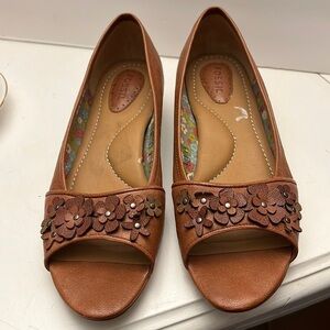 FOSSIL Open Toe Vegan Leather Shoes with Applied Flowers Size 7
